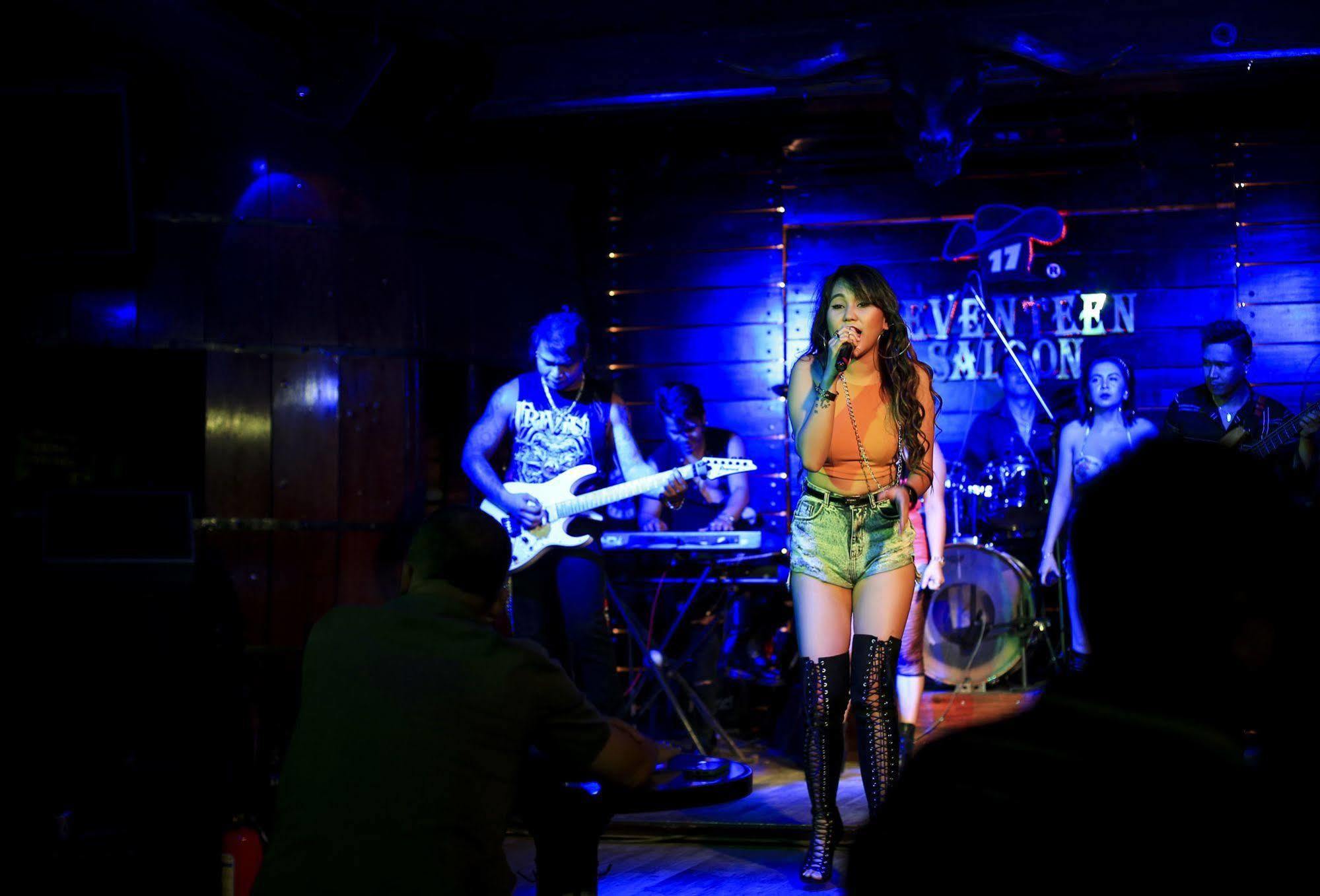 Seventeen Saloon Hotel Da Nang Bagian luar foto